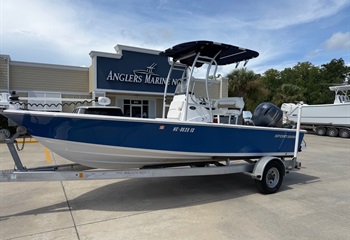 2015 Sportsman Masters 207 Boat
